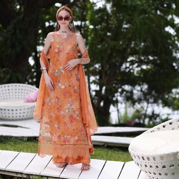 Pakistani designer shalwar kameez - Picture 1 of 4